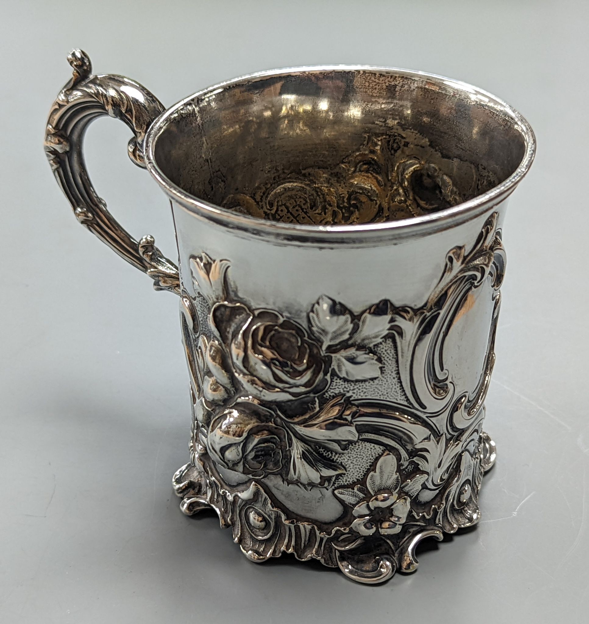 A Victorian embossed silver christening mug, decorated with roses amid scrolls, The Barnards, London, 1843, 9cm, 6.5oz.